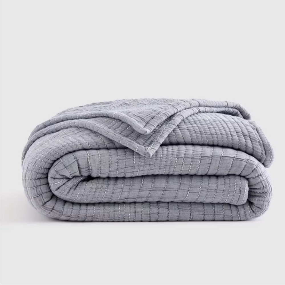 QUINCE Organic Cotton Channel Stitch Coverlet King Blue w/ king shams—never used